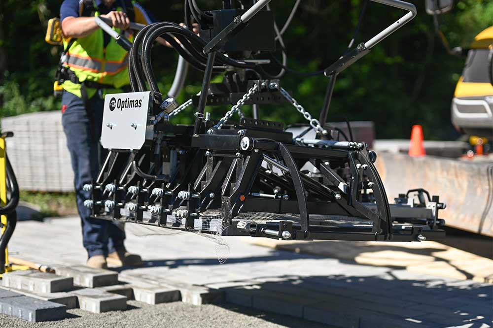 Hardscaper using the Multi 6 paver clamp